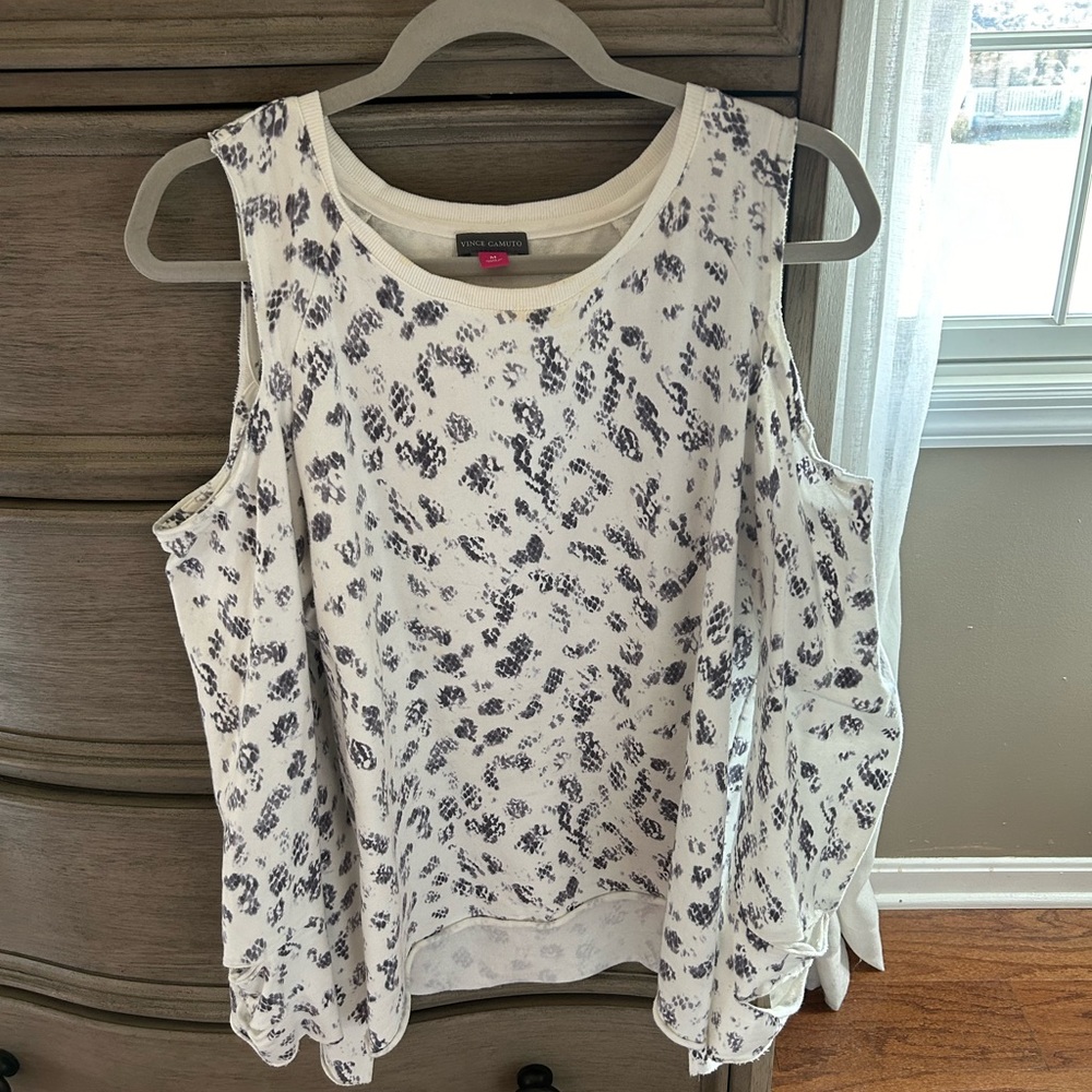 Vince Camuto cold shoulder shirt. Sz medium.